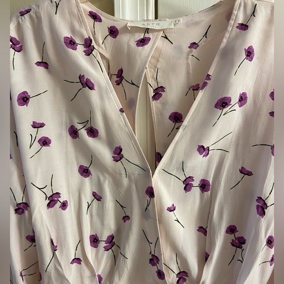 ASTR The Label blouse light pink floral cropped Medium NWT - Picture 5 of 7